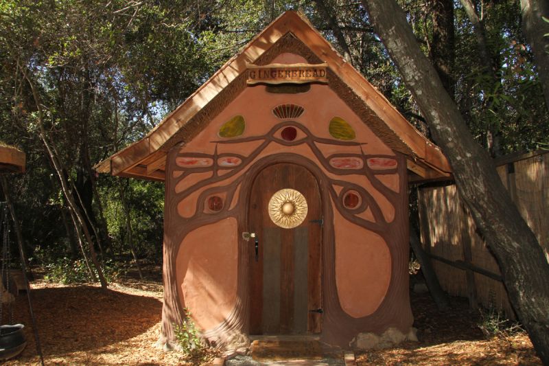 Miguel Elliott (Sir Cobalot) Creates beautiful cob houses