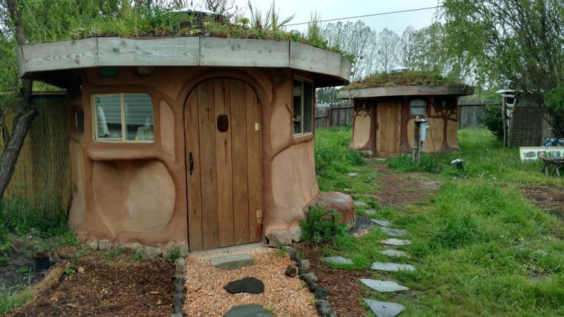 Miguel Elliott Creates cob houses