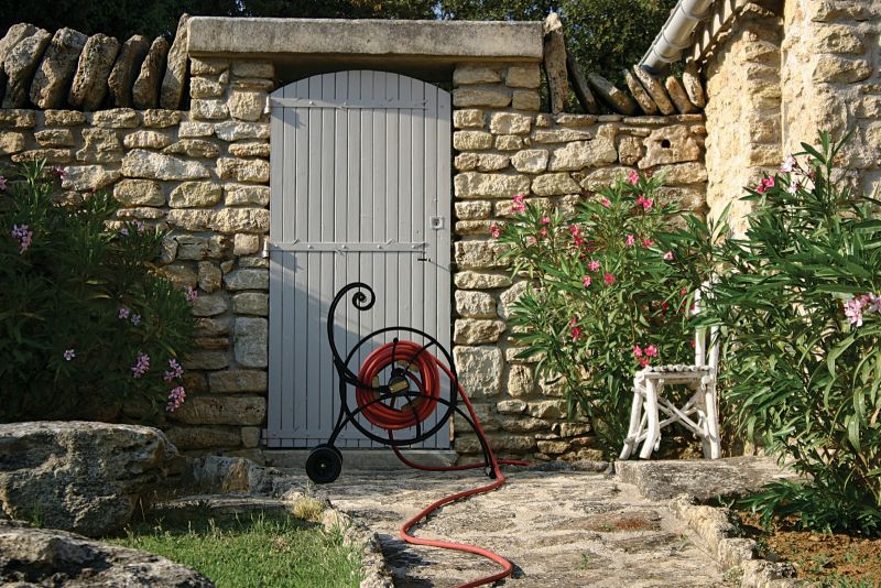 Waterette Garden Hose Cart is a Nostalgic Piece of Art for Your Garden 