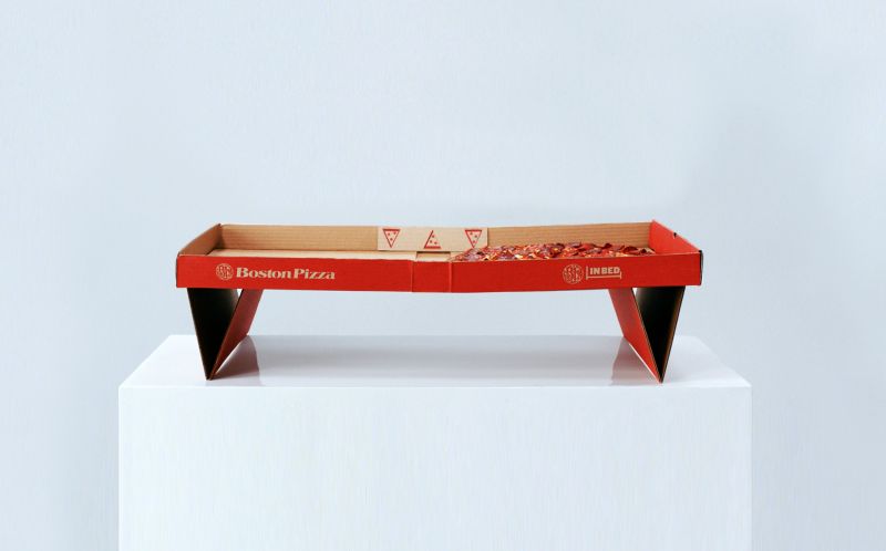 This Pizza Box Becomes Self-Supporting Table for Eating Pizza in Bed