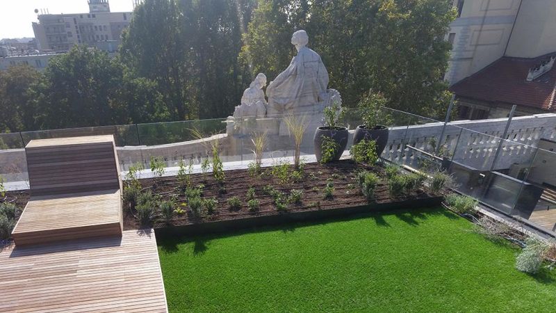 Modular Green Roof with Built-in Drainage System 