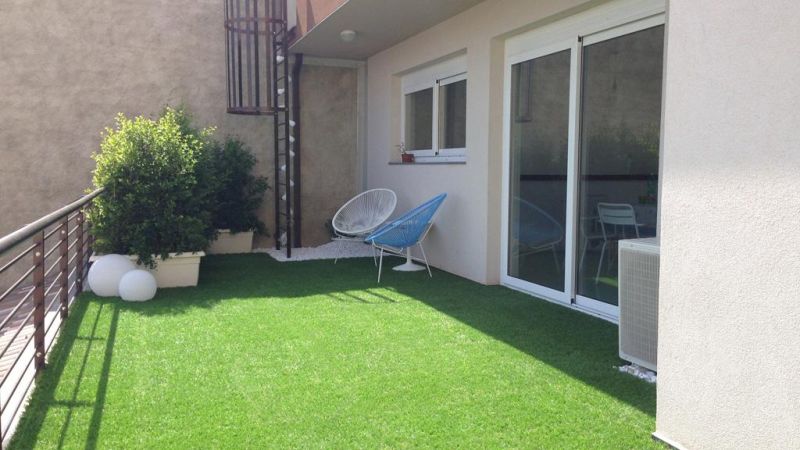 Modular Green Roof with Built-in Drainage System 