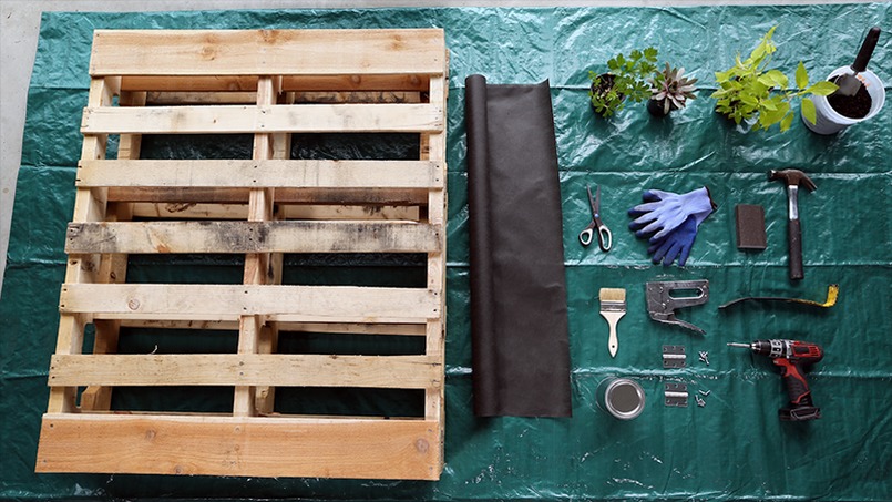 How to Make a Vertical Pallet Garden 