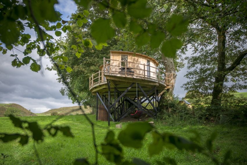 Ty'r Onnen Treehouse