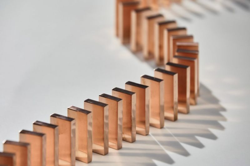 Glithero Taps Physics to Create Domino Lamp