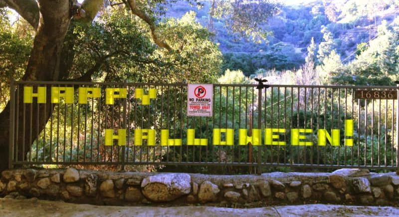 Halloween sign fence decoration