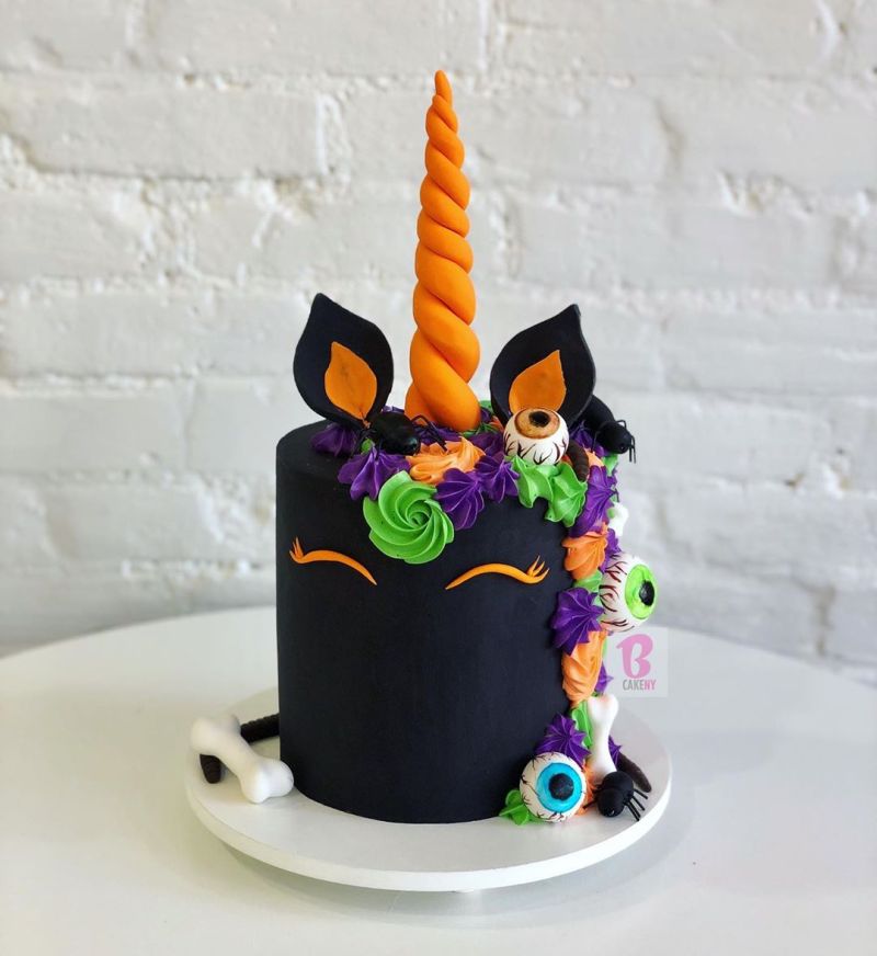 Easy Halloween Layer Cake - The Suburban Soapbox