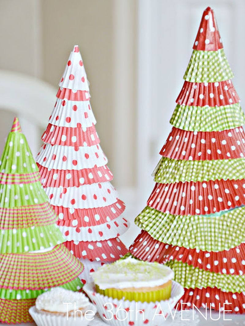  Cupcake Liner Christmas Trees A simple alternative Christmas tree centerpiece that can be prepared easily using cupcake wrappers. It is ideal to use different colors of cupcake liners. The base can also be prepared to give it a more elegant look. You can place them on a table or on a mount on a wall. 