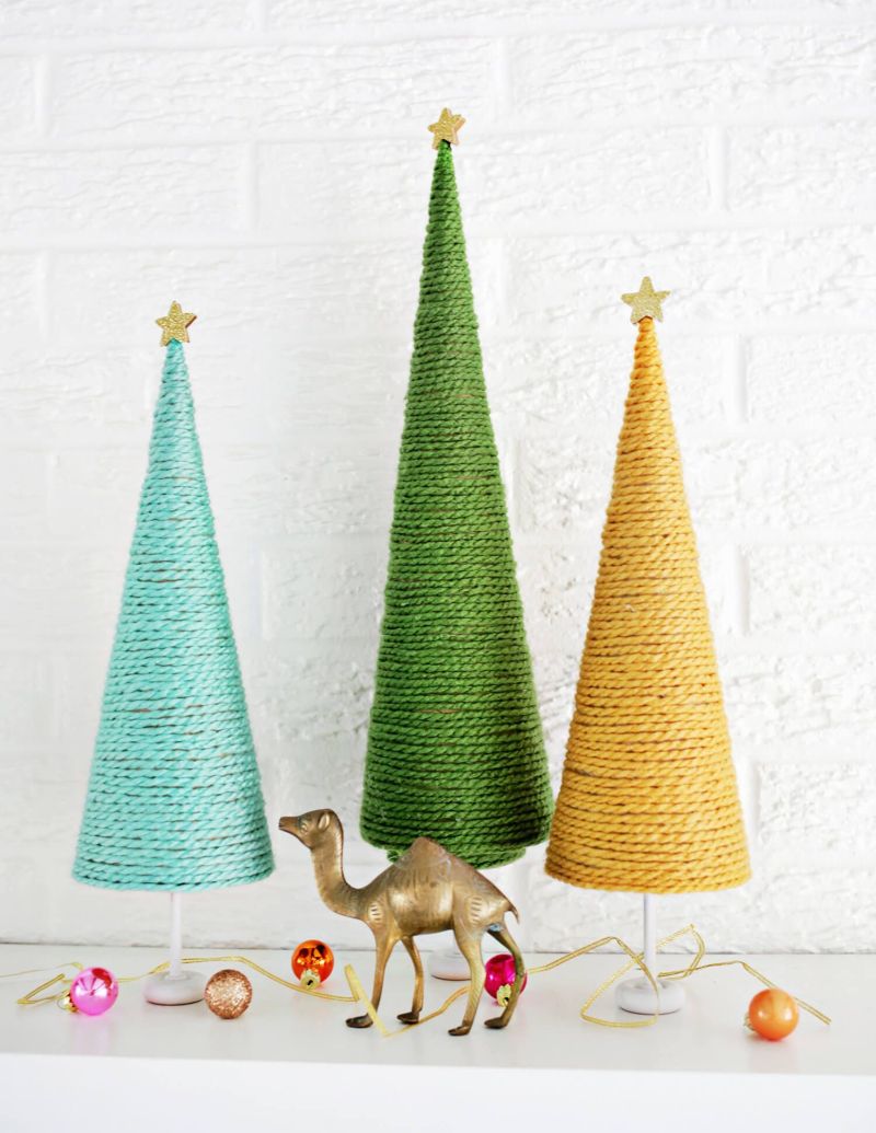 Yarn Christmas Trees People are now decorating homes with a variety of Christmas trees. One simple idea is to make trees by wrapping yarn around a cone; however, you can find many other ways. It's quite easy making yarn Christmas trees.