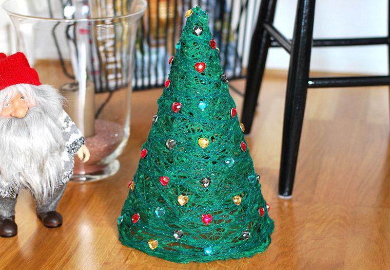 Yarn Christmas Trees People are now decorating homes with a variety of Christmas trees. One simple idea is to make trees by wrapping yarn around a cone; however, you can find many other ways. It's quite easy making yarn Christmas trees. 