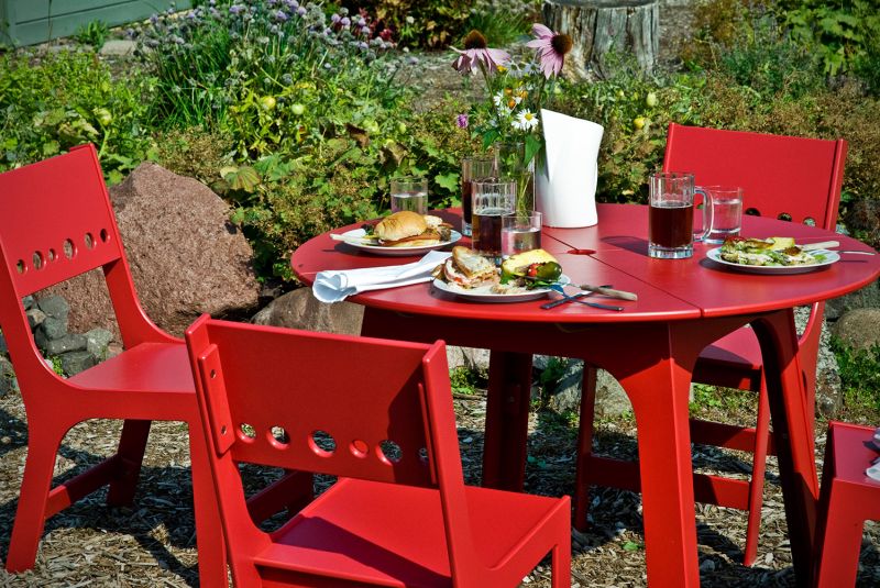 Loll Designs’ Outdoor Furniture Made from Recycled Plastic 