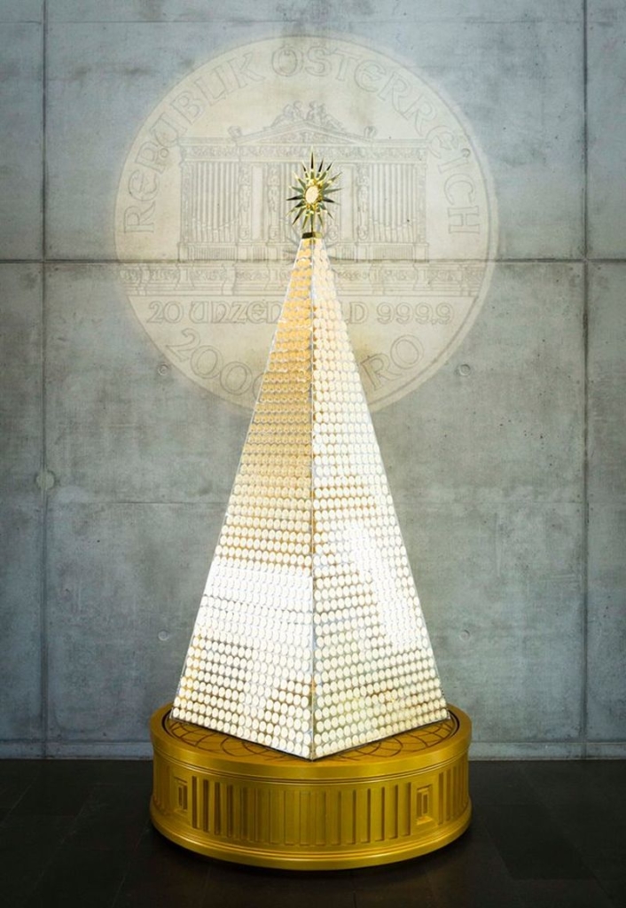 Pro Aurum’s Pyramid-Shaped Gold Christmas Tree