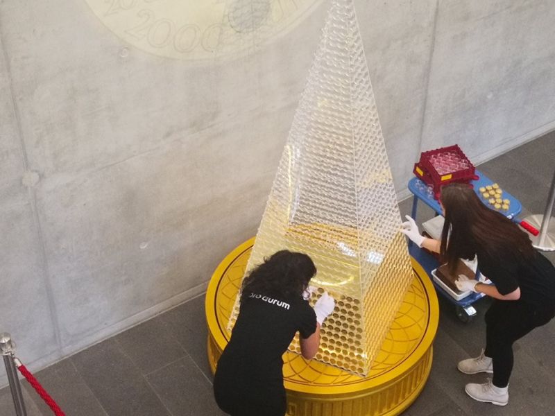 Pro Aurum’s Pyramid-Shaped Gold Christmas Tree
