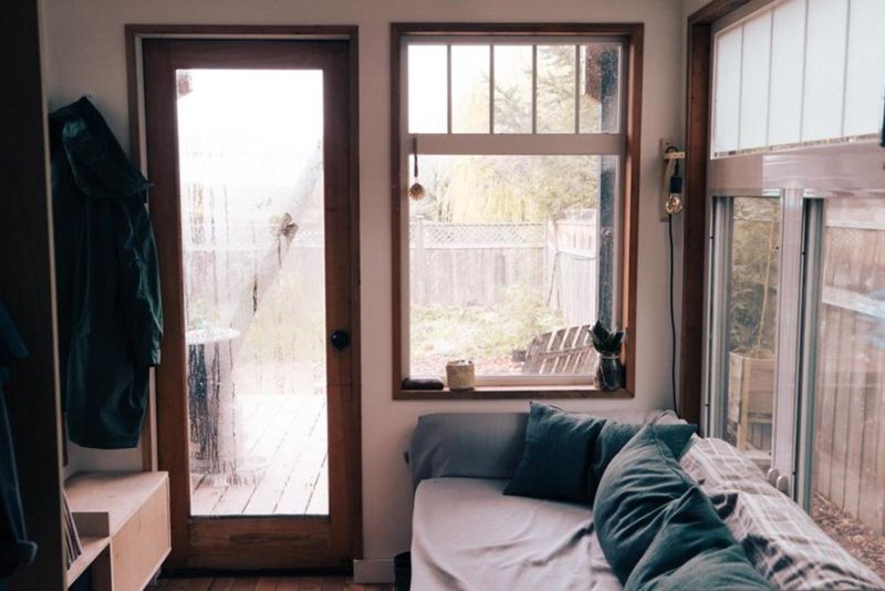 Canadian Photographer Builds 104-Square-Foot Tiny House for Himself 