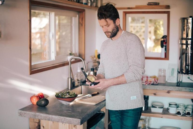 Canadian Photographer Builds 104-Square-Foot Tiny House for Himself 