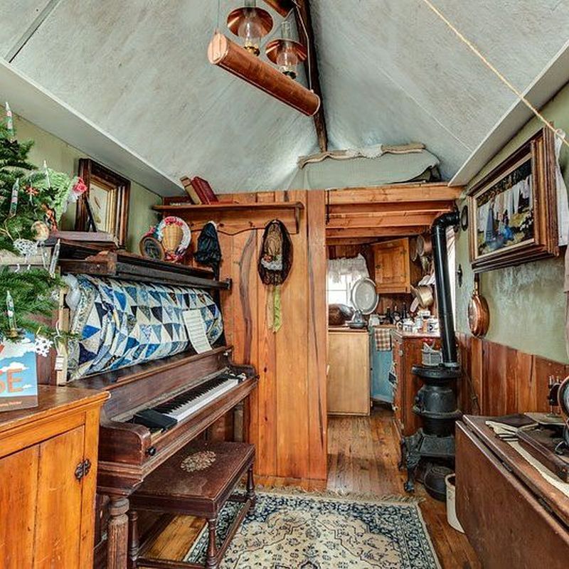 Shorty Robbins’ Victorian-Style Tiny House with Piano that Turns into a Bed