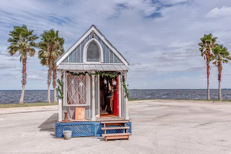 Shorty Robbins’ Victorian-Style Tiny House with Piano that Turns into a Bed