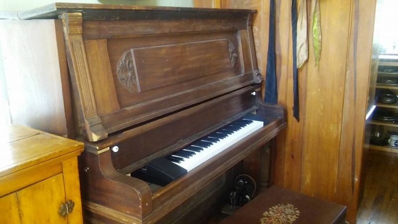 Shorty Robbins’ Victorian-Style Tiny House with Piano that Turns into a Bed