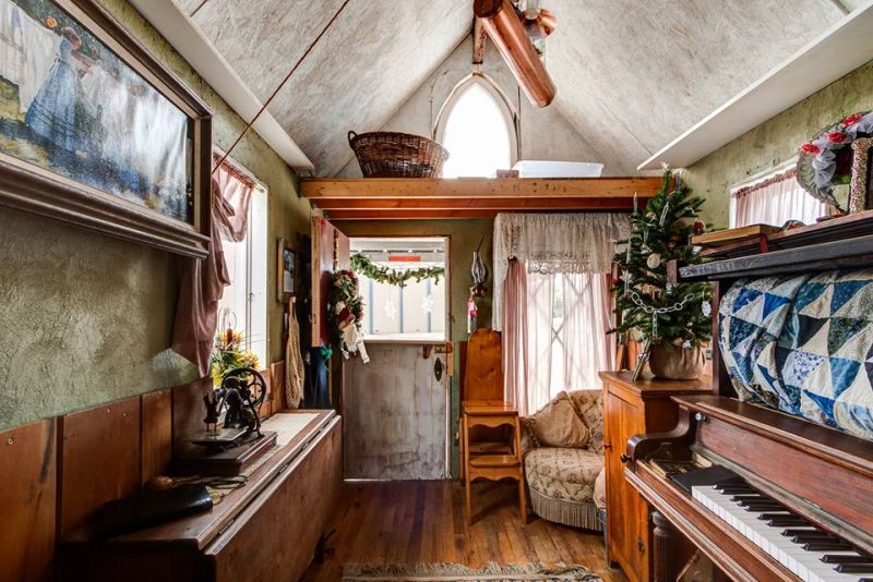 Shorty Robbins’ Victorian-Style Tiny House with Piano that Turns into a Bed