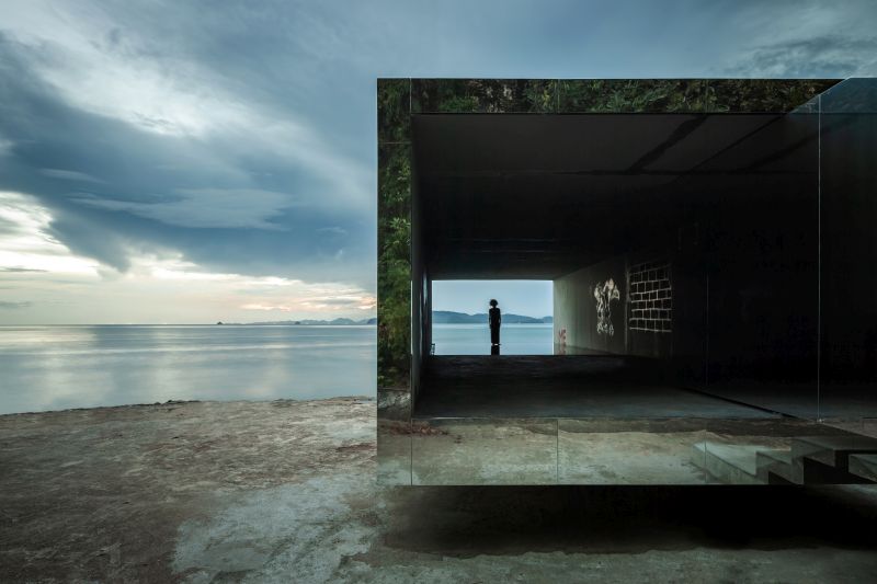 No Sunrise No Sunset Mirror-clad Pavilion by Kamin Lertchaiprasert and Walllasia