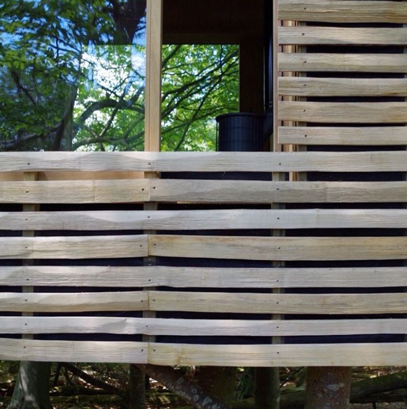 Jeremy Pitts Builds Treehouse on Stilts in East Sussex, UK 