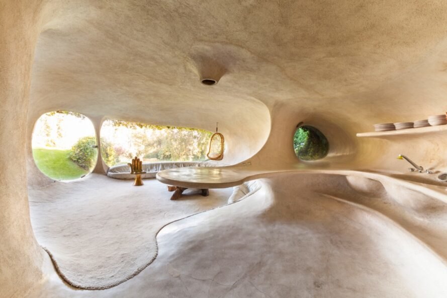 Astonishing Organic Hobbit House blends perfectly in the lush green hills near Mexico