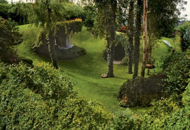 Astonishing Organic Hobbit House blends perfectly in the lush green hills near Mexico