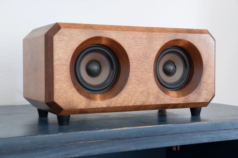 Bluetooth-динамик Hudson от Riverwood Acoustics изготовлен из 300-летнего дерева