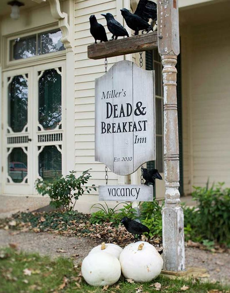 25 Diy Outdoor Halloween Decorations You Can Make At Home Easily