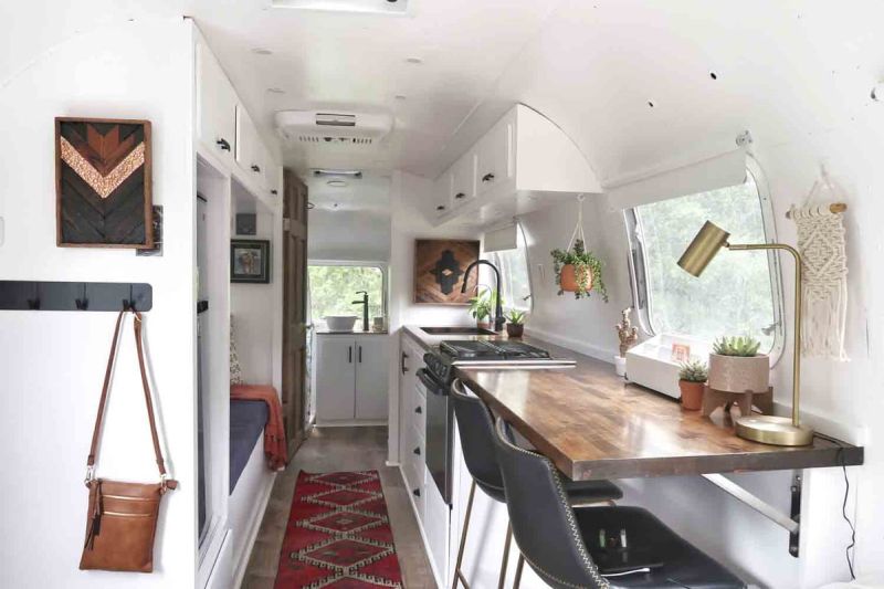 Прохід і вібін оновлений старовинний Airstream Argosy у крихітному будинку поза сіткою