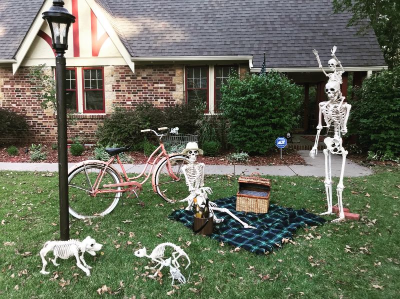 30+ Skeleton Halloween Decoration Ideas for Outdoors 