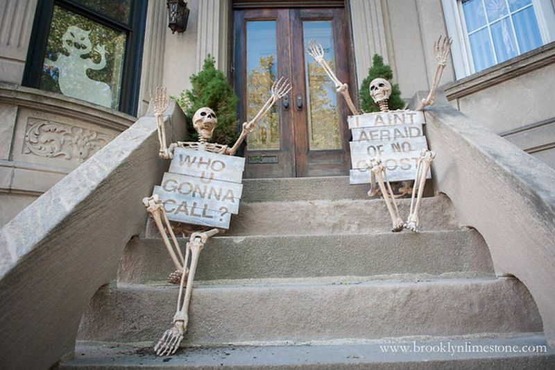 Skeletons on the steps 