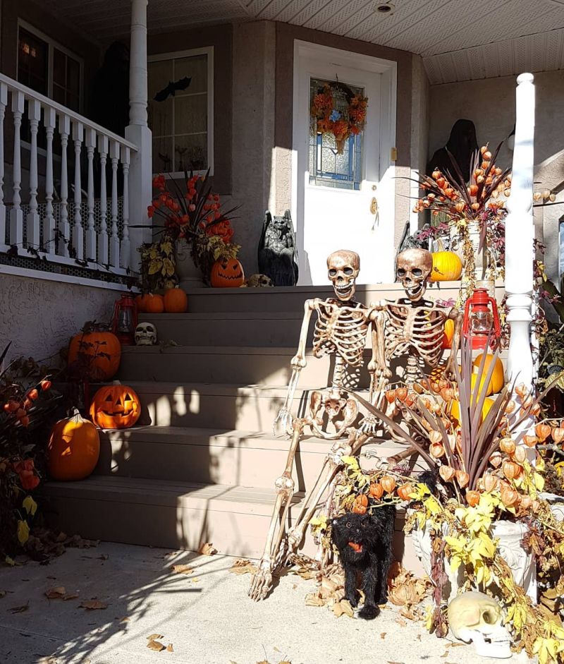 Skeletons on the steps 