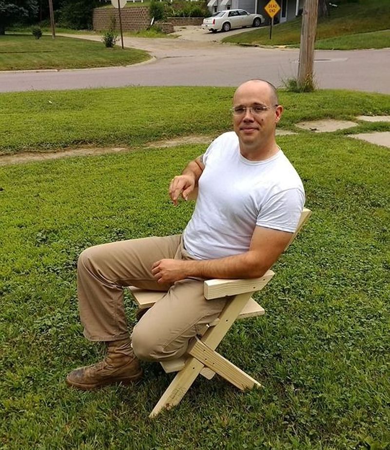 Man Builds Bi-chair for His Bisexual Daughter, Takes Internet by Storm