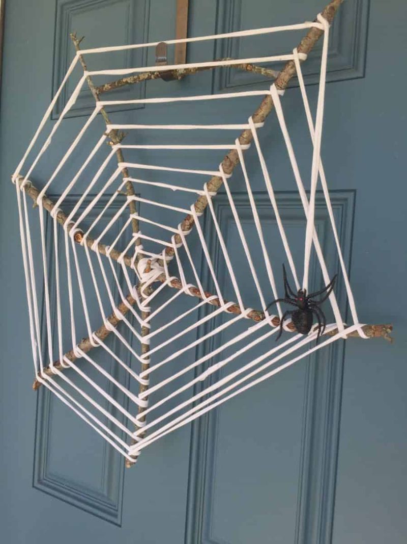 Easy-to-Make Spider Web Halloween Wreath for Front Door 