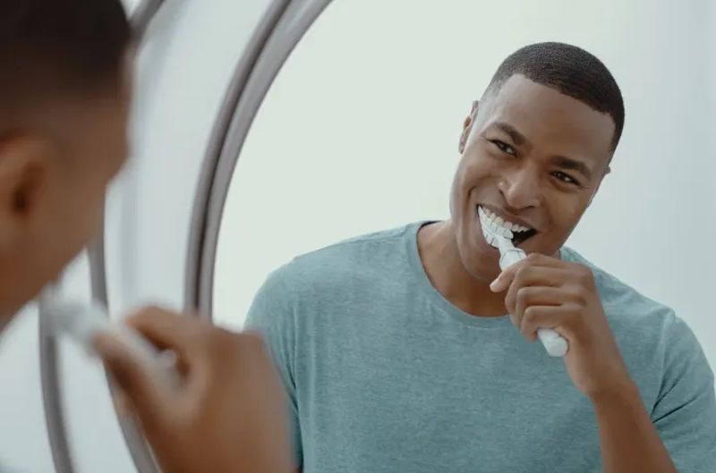 J-Shaped Encompass Toothbrush Cleans Teeth Flawlessly in 20 Seconds