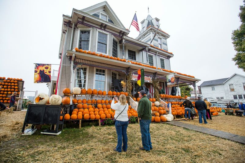 Kenova Pumpkin House Displays 3,000 Hand-carved Pumpkins Every Year