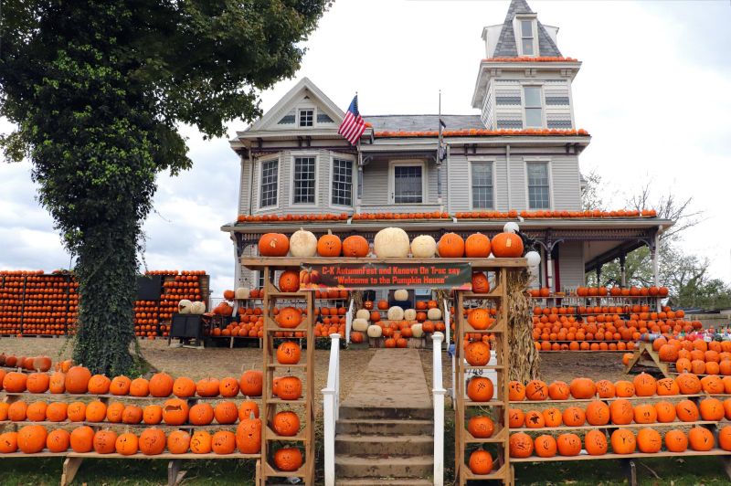 Kenova Pumpkin House Displays 3,000 Hand-carved Pumpkins Every Year