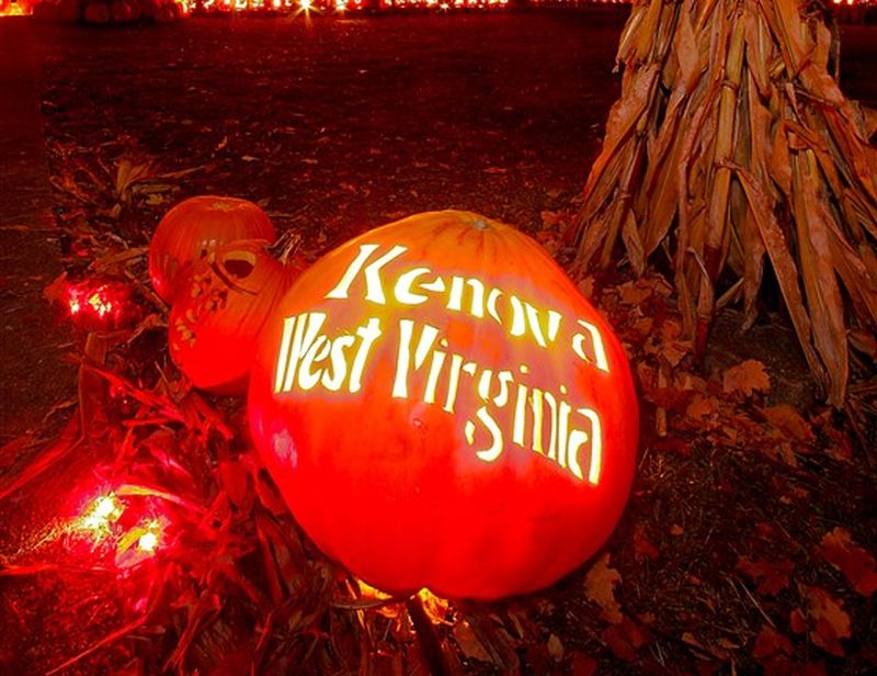 Kenova Pumpkin House Displays 3,000 Hand-carved Pumpkins Every Year