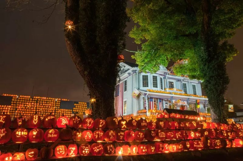 Kenova Pumpkin House Displays 3,000 Hand-carved Pumpkins Every Year