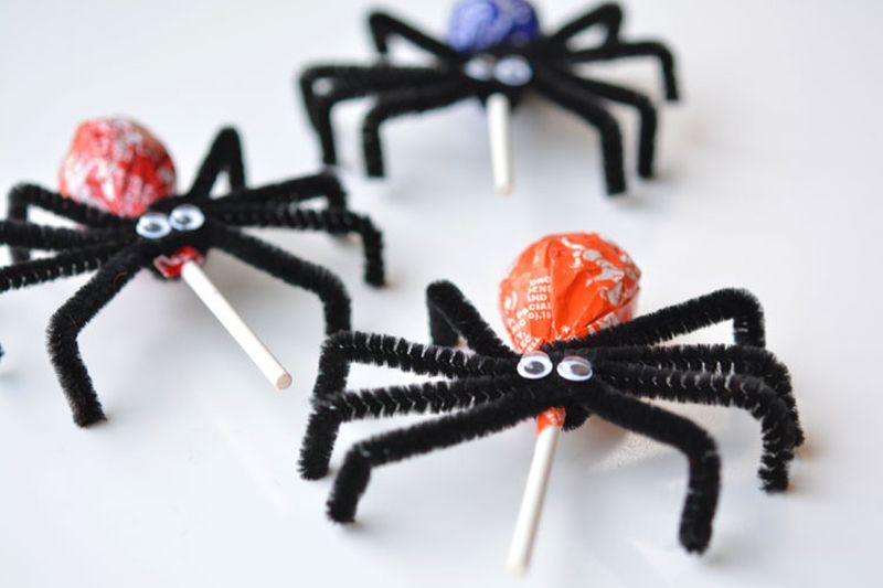 Lollipop spiders Halloween crafts for kids 