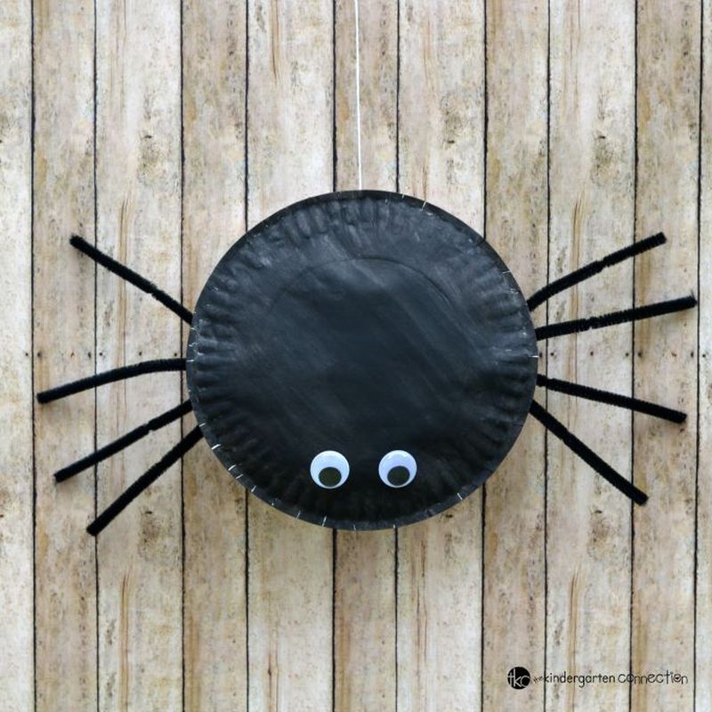 Paper plate spider Halloween craft for kids 