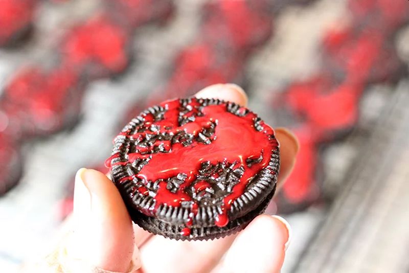 Prompt Sanguinary Touch to Your Halloween Party with Blood Spatter Oreo Cookies