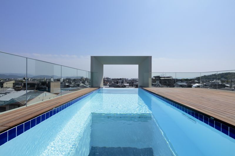 Cantilevered House Made of Stacked Concrete Square Tubes has a rooftop Swimming Pool