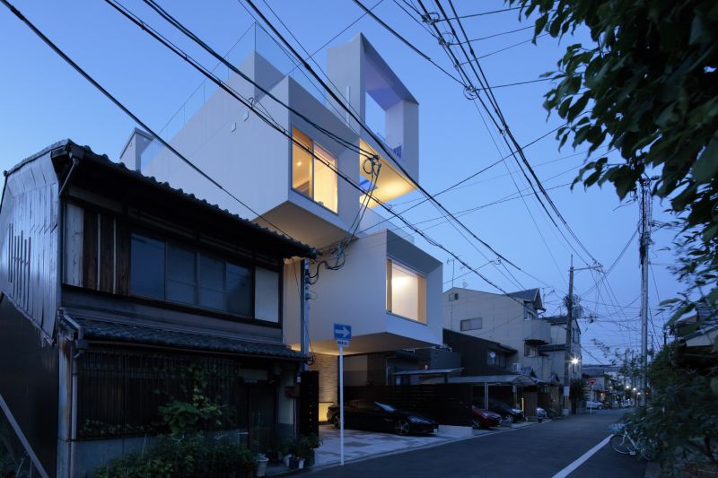 Cantilevered House Made of Stacked Concrete Square Tubes has a rooftop Swimming Pool