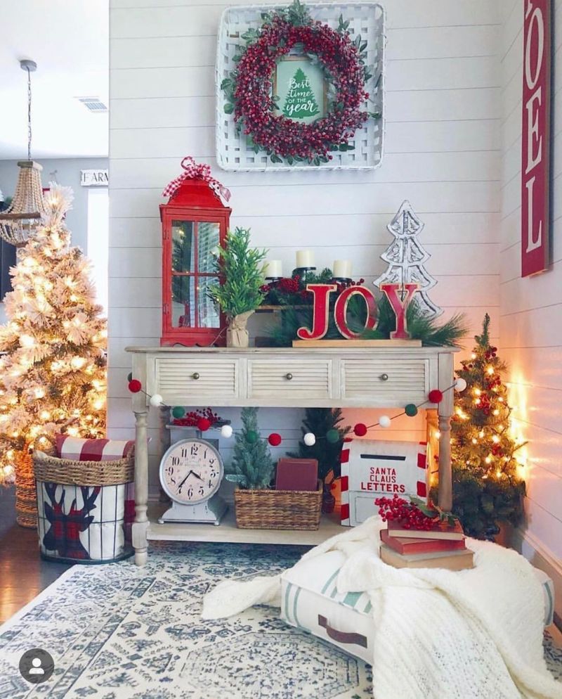 red elements for Christmas Entryway Decor