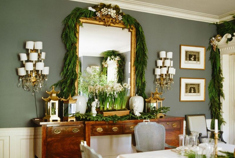 decorate mirror with greenery garland 