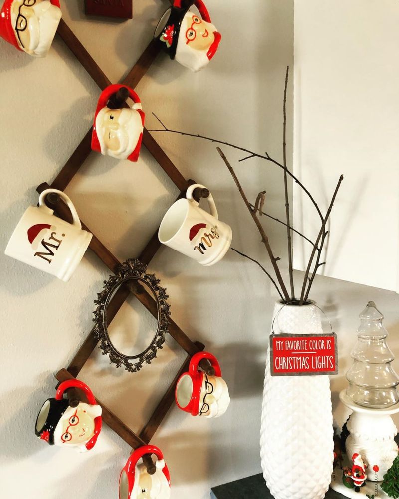 display christmas themed mugs 