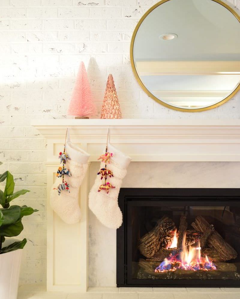 Fuss-Free Christmas Fireplace Mantel Decoration Ideas