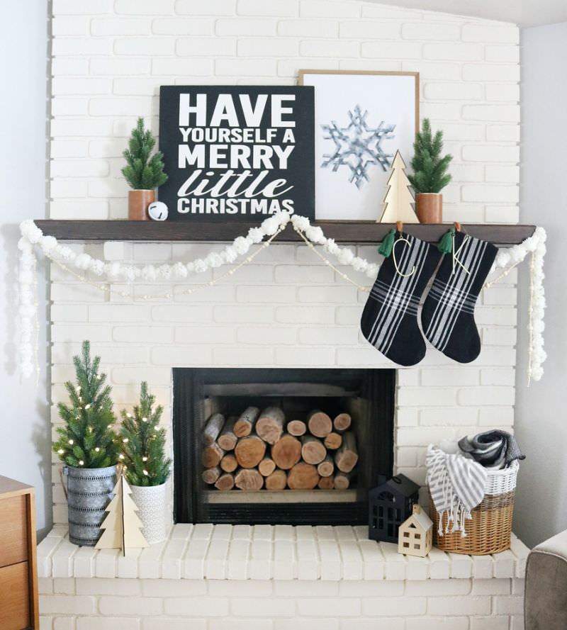 Fuss-Free Christmas Fireplace Mantel Decoration Ideas
